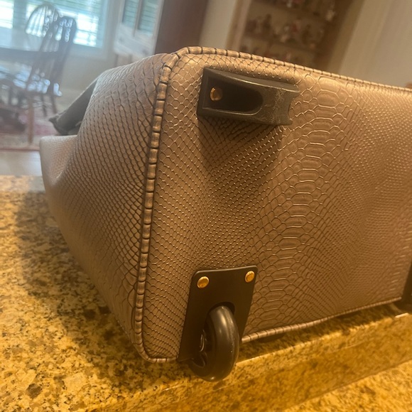 KC JAGGER Luxury Travel Gray Rolling Croc-Embossed Texture PU Leather Bag Carry - Picture 10 of 14